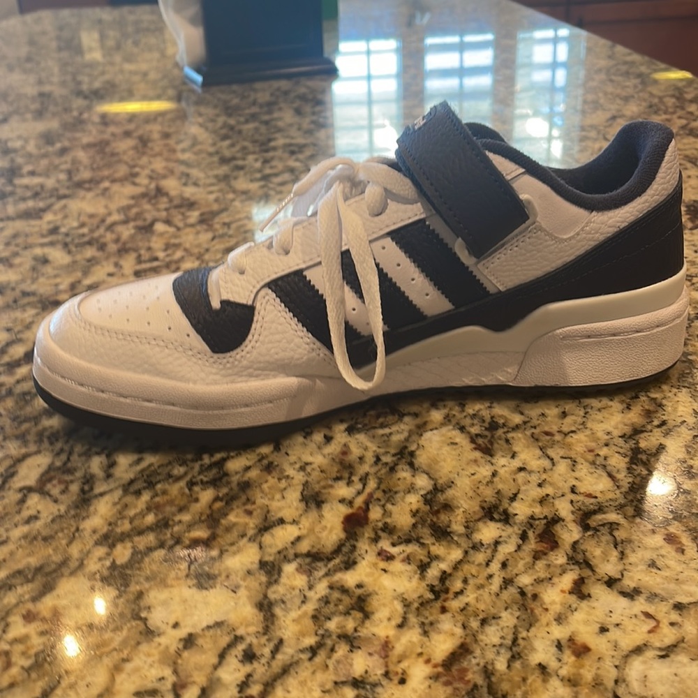 NEW WITH OUT TAGS ADIDAS MENS LOW FORUM SHOES.  8 1/2 M-9 1/2 W.